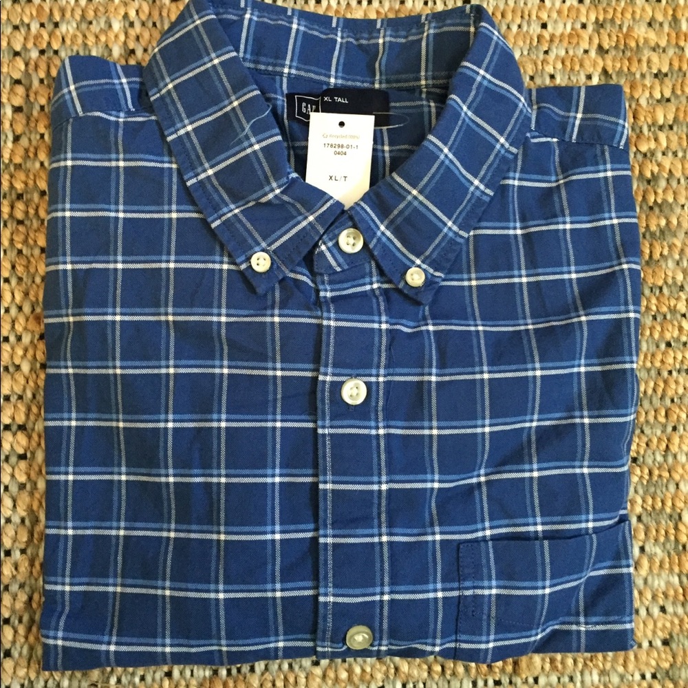 NWT Short Sleeved Oxford Button Up in a Blue Plaid